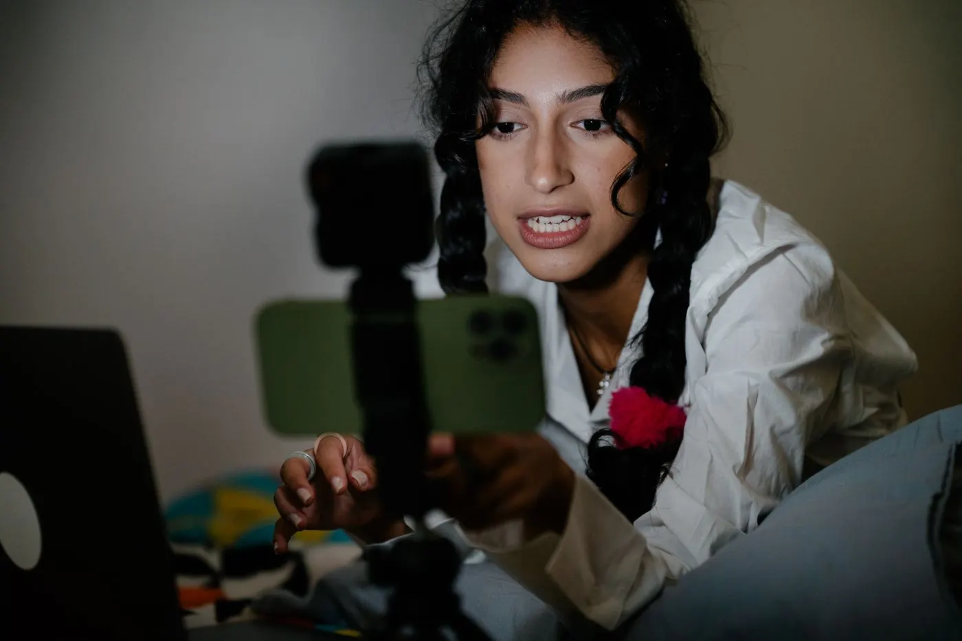 Mulher gravando uma videoaula